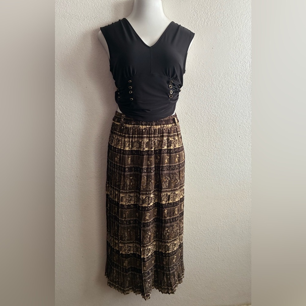 Korean Retro Women's High Waisted Pleated A-line Long Skirt - Picture 3 of 13